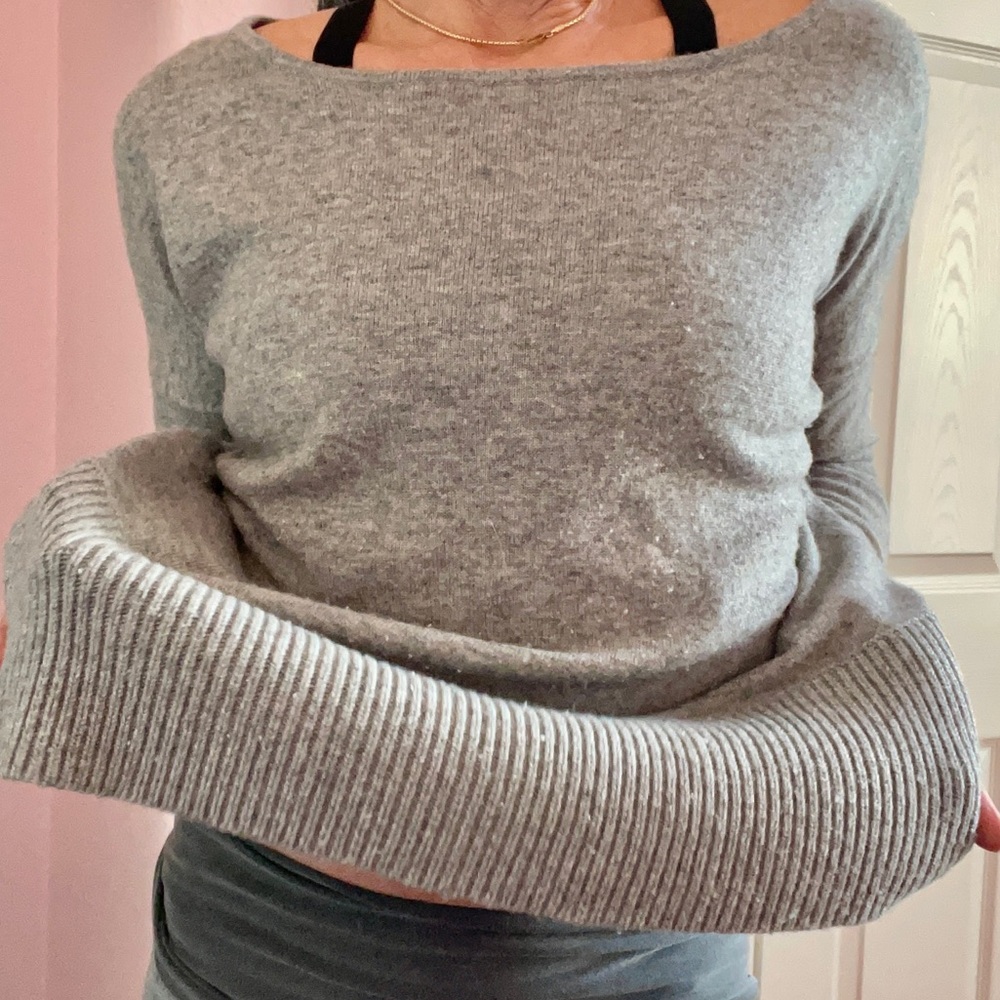 DVF EUC beautiful cashmere long sleeved sweater.